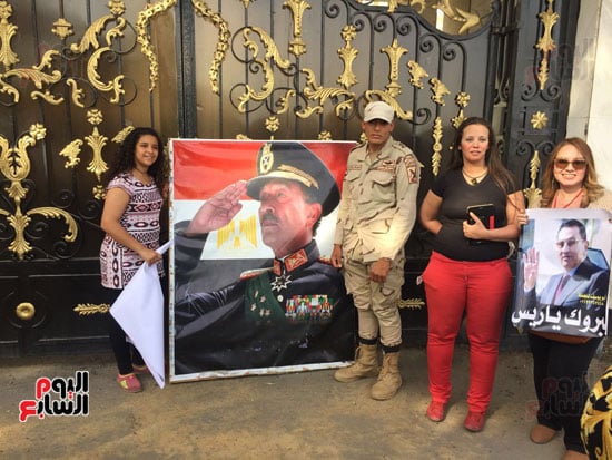 أنصار مبارك يحتفلون بذكرى تحرير سيناء أمام مستشفى المعادى العسكرى (6)