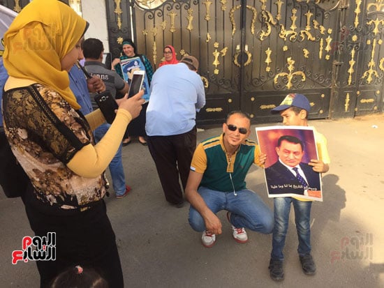 أنصار مبارك يحتفلون بذكرى تحرير سيناء أمام مستشفى المعادى العسكرى (7)