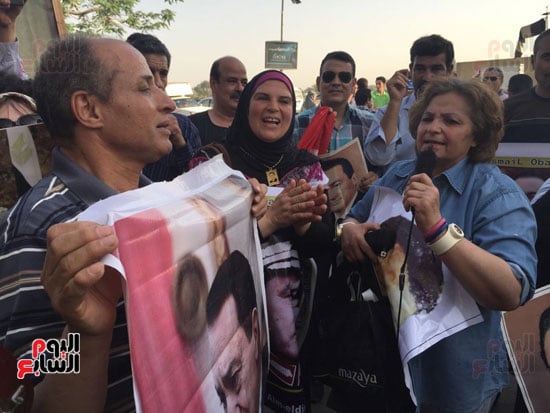 أنصار مبارك يحتفلون بذكرى تحرير سيناء أمام مستشفى المعادى العسكرى (9)