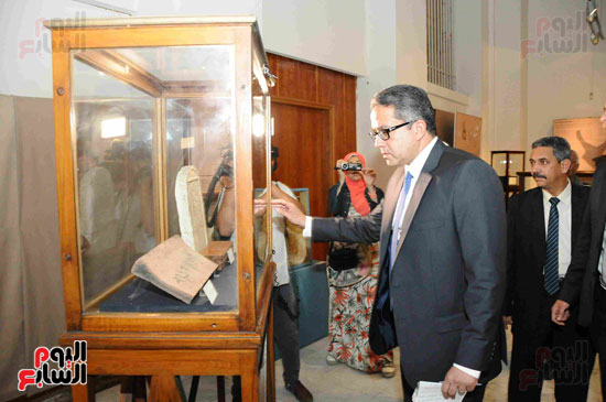 وزير الآثار يفتتح معرض سيناء بالمتحف المصرى (3)