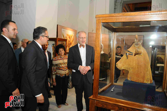 وزير الآثار يفتتح معرض سيناء بالمتحف المصرى (26)