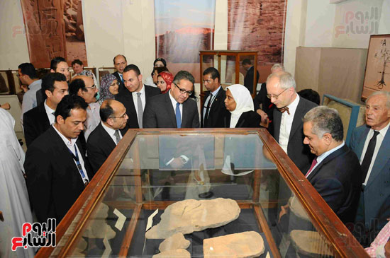 وزير الآثار يفتتح معرض سيناء بالمتحف المصرى (40)
