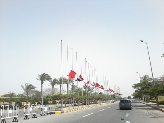 المطار يتزين بأعلام مصر والبحرين (4)