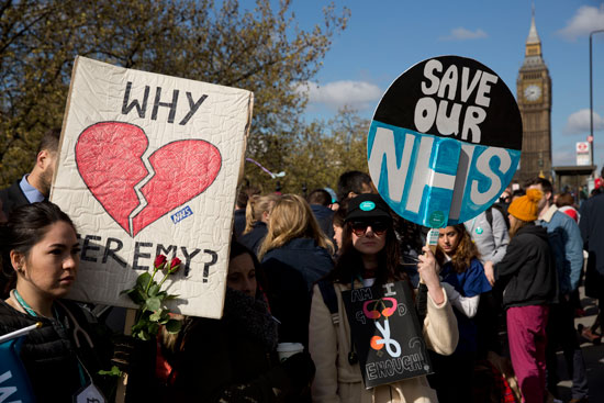 آلاف الأطباء المبتدئين فى بريطانيا يبدأون إضرابا شاملا لمدة يومين (10)