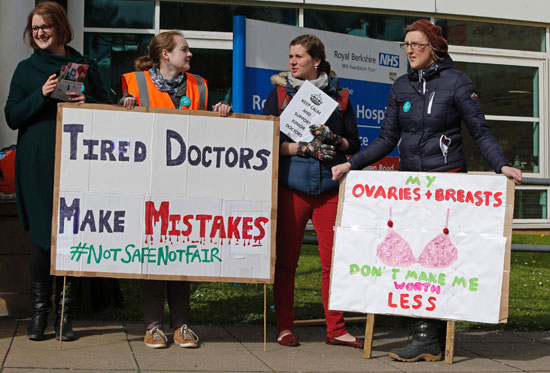 آلاف الأطباء المبتدئين فى بريطانيا يبدأون إضرابا شاملا لمدة يومين (5)