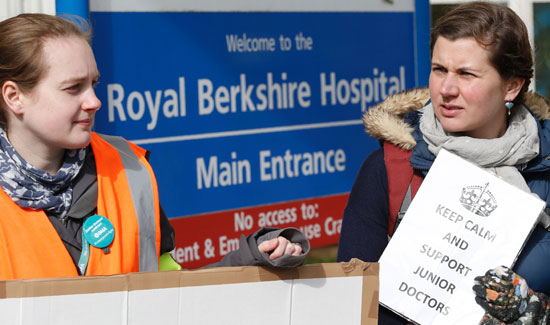 آلاف الأطباء المبتدئين فى بريطانيا يبدأون إضرابا شاملا لمدة يومين (6)