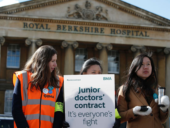 آلاف الأطباء المبتدئين فى بريطانيا يبدأون إضرابا شاملا لمدة يومين (7)
