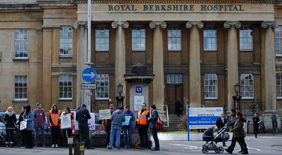 آلاف الأطباء المبتدئين فى بريطانيا يبدأون إضرابا شاملا لمدة يومين (8)