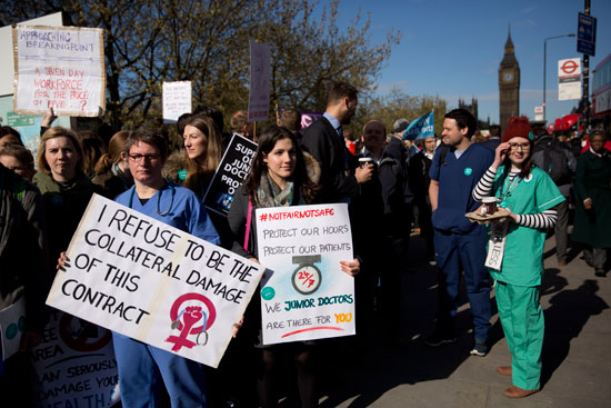 آلاف الأطباء المبتدئين فى بريطانيا يبدأون إضرابا شاملا لمدة يومين (9)