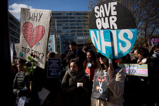 آلاف الأطباء المبتدئين فى بريطانيا يبدأون إضرابا شاملا لمدة يومين (11)