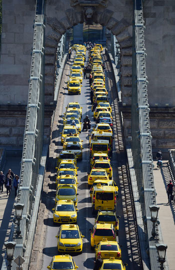 سائقو الأجرة فى المجر يقطعون جسر حيوى للمطالبة بإلغاء أوبر (2)