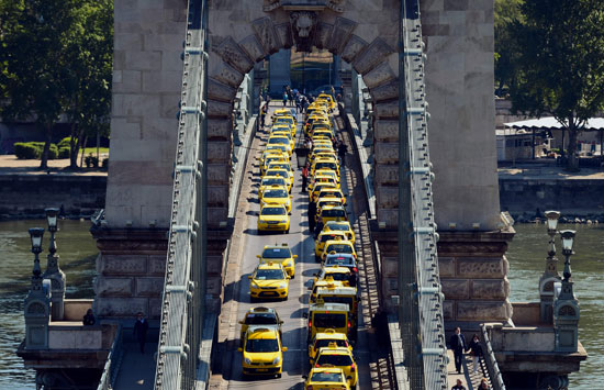 سائقو الأجرة فى المجر يقطعون جسر حيوى للمطالبة بإلغاء أوبر (3)