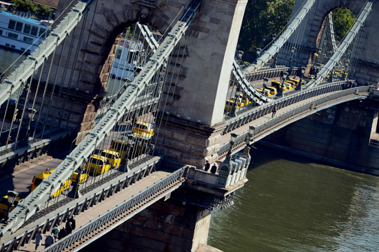 سائقو الأجرة فى المجر يقطعون جسر حيوى للمطالبة بإلغاء أوبر (4)