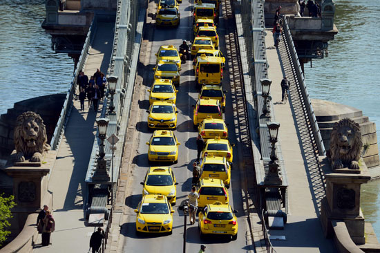 سائقو الأجرة فى المجر يقطعون جسر حيوى للمطالبة بإلغاء أوبر (5)