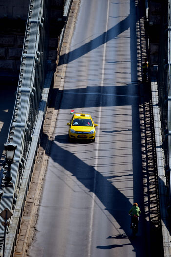 سائقو الأجرة فى المجر يقطعون جسر حيوى للمطالبة بإلغاء أوبر (6)