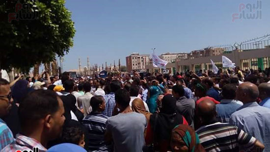 اعضاء جمعية إسكان البحر الاحمر يحاصرون مبنى المحافظة (1)