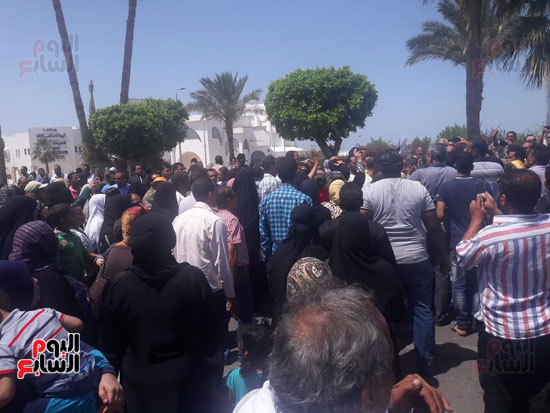 اعضاء جمعية إسكان البحر الاحمر يحاصرون مبنى المحافظة (3)
