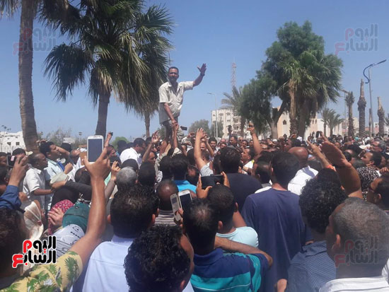 اعضاء جمعية إسكان البحر الاحمر يحاصرون مبنى المحافظة (4)