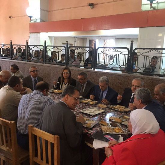  رئيس وأعضاء مجلس جامعة القاهرة يتناولون الغداء بمدينة الطلاب (2)