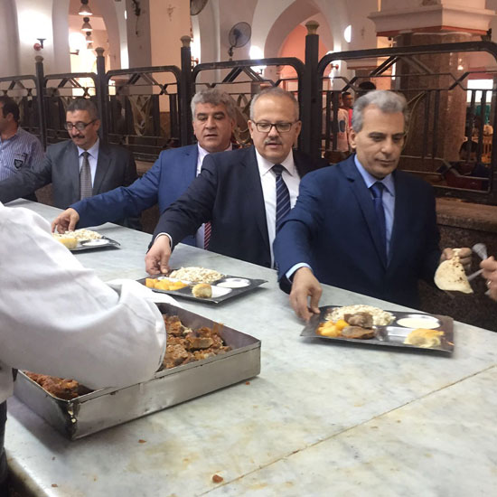  رئيس وأعضاء مجلس جامعة القاهرة يتناولون الغداء بمدينة الطلاب (4)