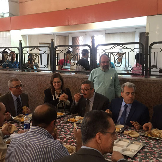  رئيس وأعضاء مجلس جامعة القاهرة يتناولون الغداء بمدينة الطلاب (6)