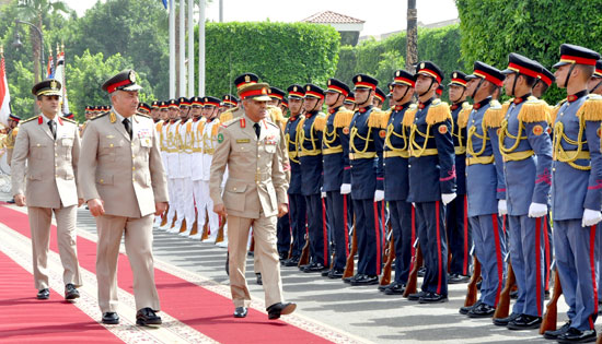 وزير الدفاع والفريق محمود حجازى يلتقيان رئيس هيئة الأركان لقوة دفاع البحرين (2)