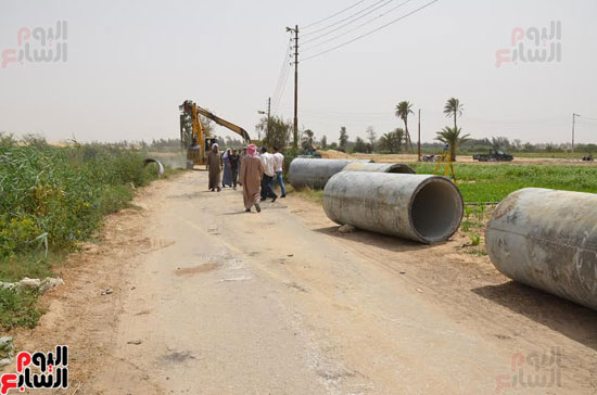 محافظ الإسماعيلية يتفقد مشروع الصرف المغطى فى قرية المحسمة (2)