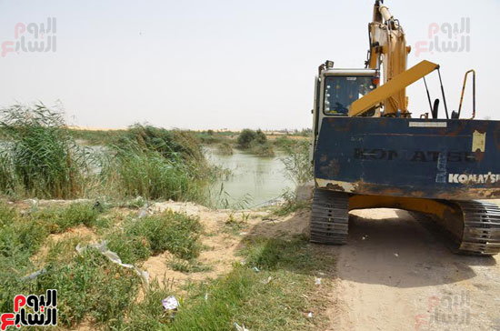 محافظ الإسماعيلية يتفقد مشروع الصرف المغطى فى قرية المحسمة (4)