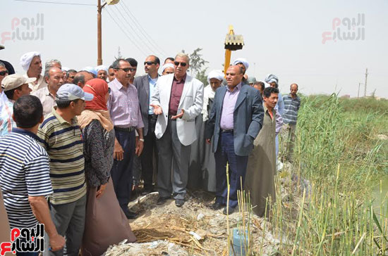 محافظ الإسماعيلية يتفقد مشروع الصرف المغطى فى قرية المحسمة (6)