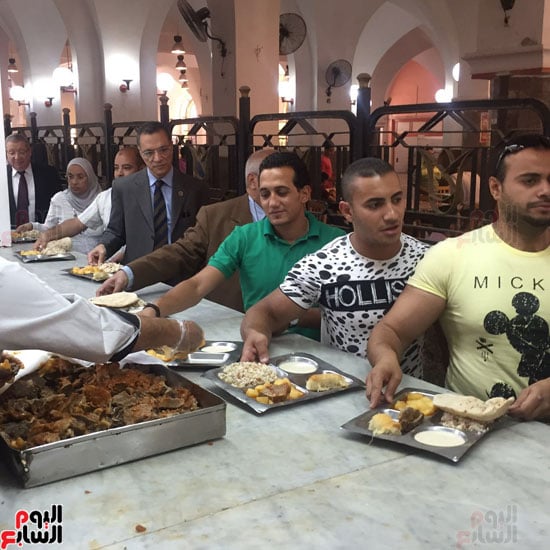 جابر نصار يتناول الغداء مع طلاب المدينة (2)