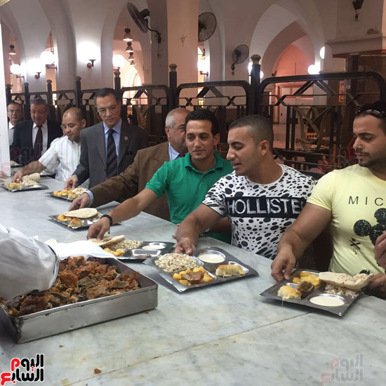 جابر نصار يتناول الغداء مع طلاب المدينة (5)