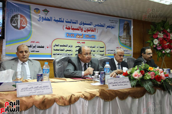 رئيس جامعة طنطايجب اتخاذ إجراءات لسلامة السائح أثناء إقامته فى مصر (12)