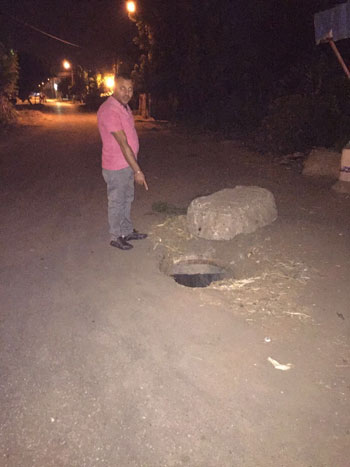 بلاعات صرف بدون غطاء وقمامة تحاصر شوارع قرية منشية البدوى فى الدقهلية  (1)
