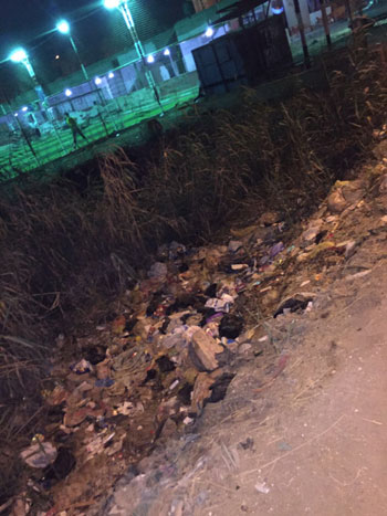 بلاعات صرف بدون غطاء وقمامة تحاصر شوارع قرية منشية البدوى فى الدقهلية  (2)