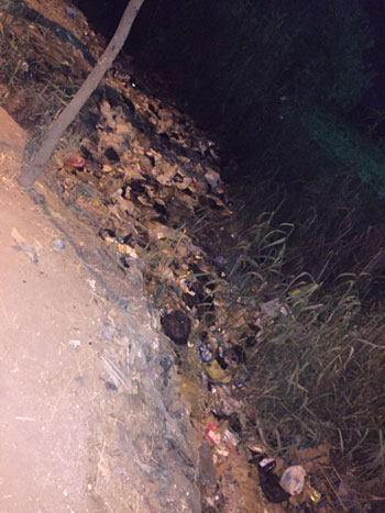بلاعات صرف بدون غطاء وقمامة تحاصر شوارع قرية منشية البدوى فى الدقهلية  (7)