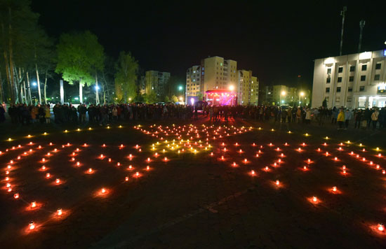 الأوكرانيين يحيون الذكرى الـ 30 لكارثة تشيرنوبيل النووية (2)