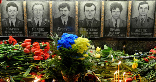 الأوكرانيين يحيون الذكرى الـ 30 لكارثة تشيرنوبيل النووية (4)