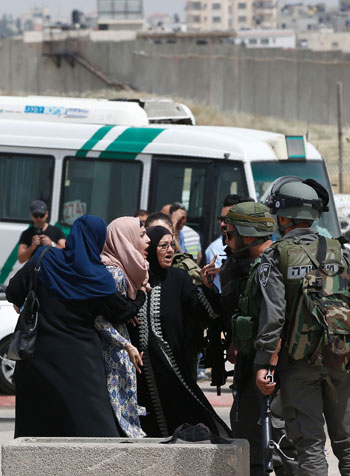 استشهاد رجل وامرأة فلسطينية برصاص قوات الاحتلال (4)