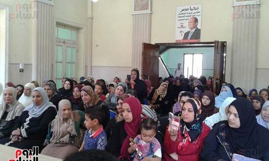 القومى للمرأة بالإسكندرية ينظم لقاءً تنويرياً فى مينا البصل (2)
