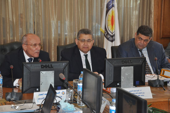 الدكتور أشرف الشيحى وزير التعليم العالى خلال اجتماع المجلس الأعلى للجامعات (3)
