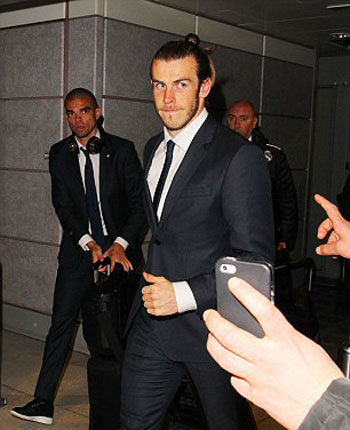 لاعبي ريال مدريد اثناء مغادرتهم لمطار مانشستر بعد مباراة السيتي  (4)
