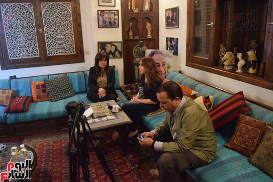 ميرنا وليد تجرى لقاء مع نهال كمال من داخل بيت الأبنودى بالقاهرة (1)