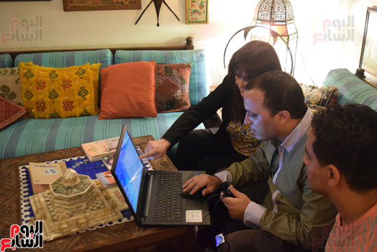 ميرنا وليد تجرى لقاء مع نهال كمال من داخل بيت الأبنودى بالقاهرة (4)