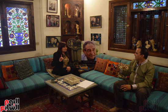 ميرنا وليد تجرى لقاء مع نهال كمال من داخل بيت الأبنودى بالقاهرة (9)
