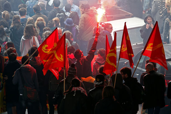متظاهرون يشعلون قنابل دخان احتجاجا على تعديلات قانون العمل بفرنسا (1)
