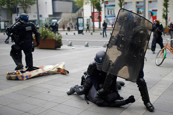 مظاهرات فرنسا - واشتباكات الشرطه الفرنسية مع المواطنين (1)