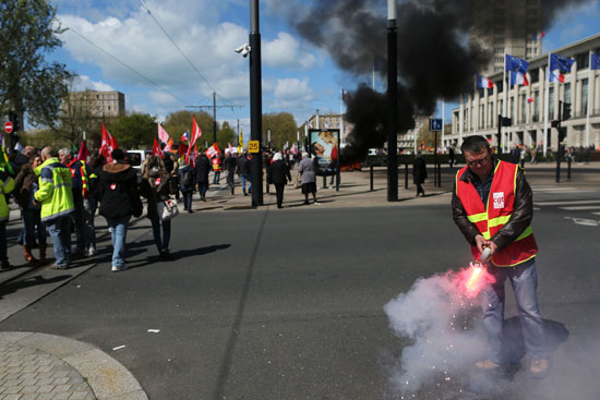 مظاهرات فرنسا - واشتباكات الشرطه الفرنسية مع المواطنين (11)