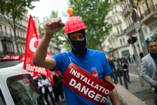 مظاهرات فرنسا - واشتباكات الشرطه الفرنسية مع المواطنين (15)