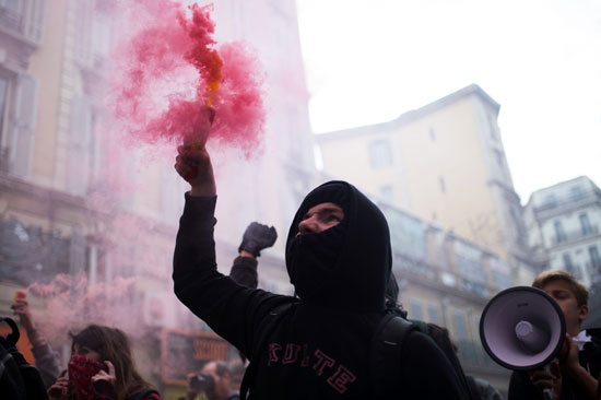 مظاهرات فرنسا - واشتباكات الشرطه الفرنسية مع المواطنين (16)