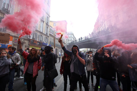 مظاهرات فرنسا - واشتباكات الشرطه الفرنسية مع المواطنين (17)